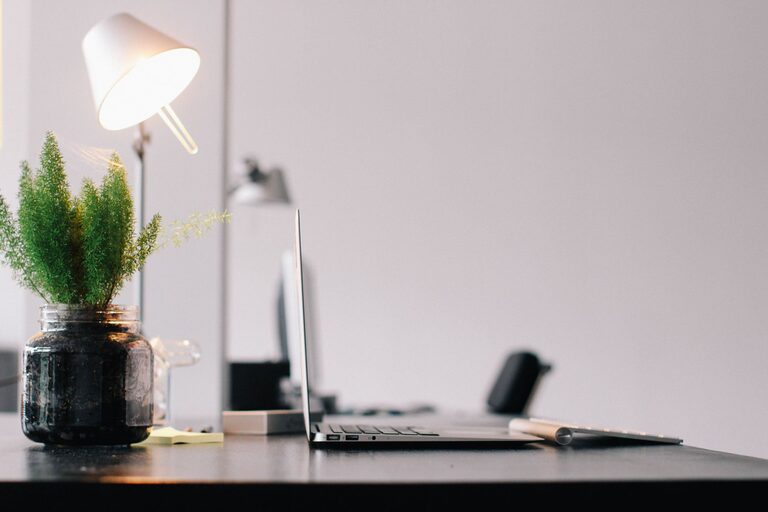 Consejos prácticos para organizar tu espacio de trabajo en casa y aumentar la productividad