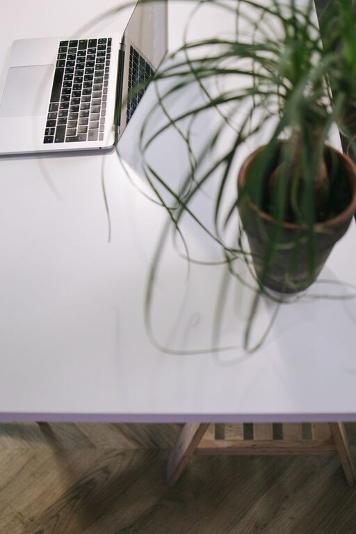 Consejos prácticos para organizar tu espacio de trabajo en casa y aumentar la productividad